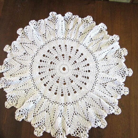 Vtg large 22"(56cm)round crocheted ecru white cotten table doily 22"(56cm) x 22" - Picture 1 of 11